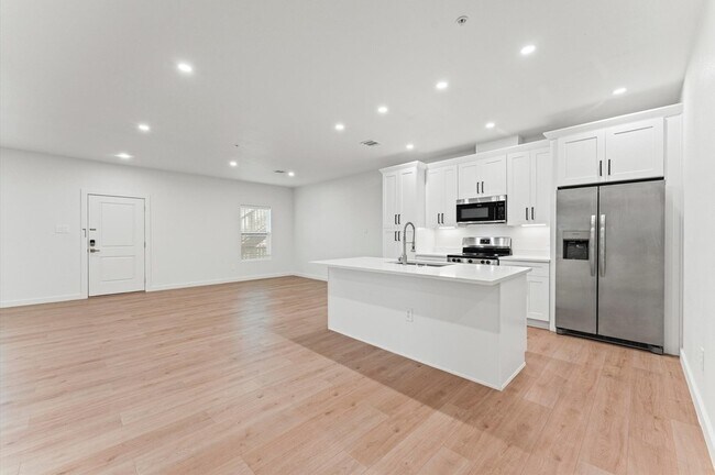 Building Photo - 1325 35th St