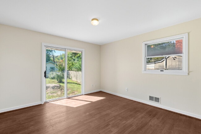 Building Photo - Affordable, Spacious AND Convenient Walk t...