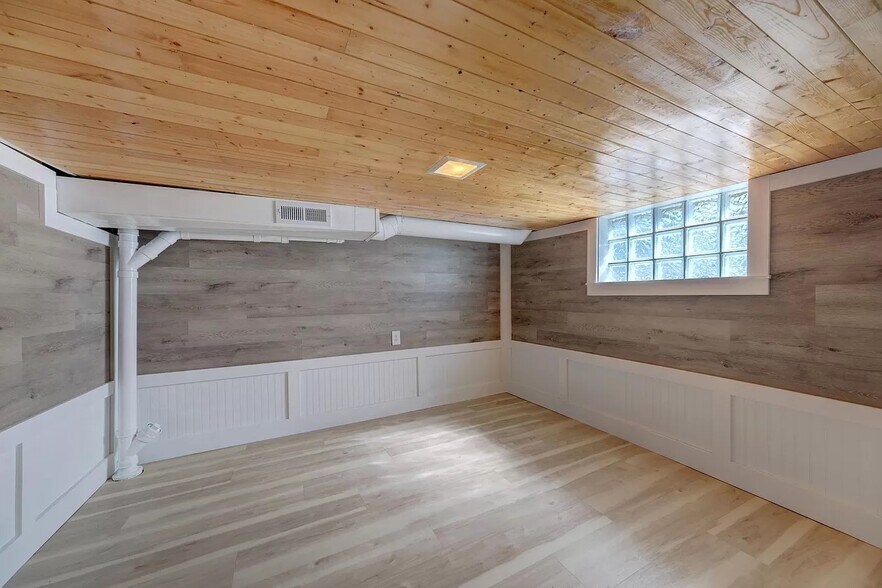 Building Photo - 270 Narrow St