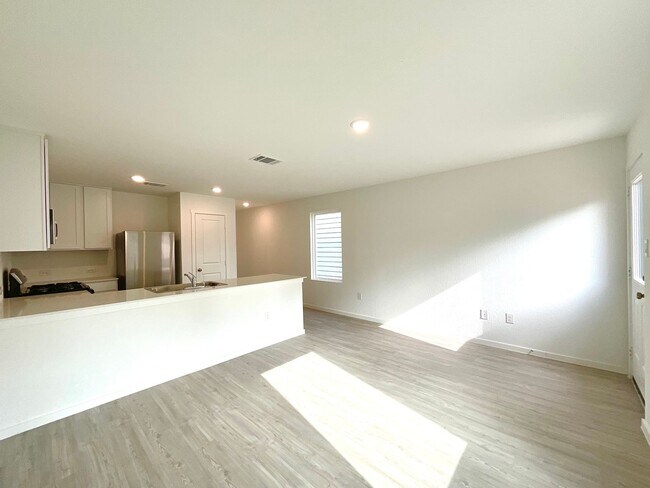 Building Photo - **APPLICATION RECEIVED** Modern 3-Bed, 2.5-Bath Home with Included Internet & Fenced Backyard in ...