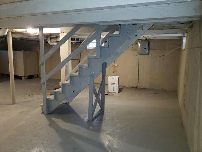 Building Photo - SPACIOUS HOME -  4 bedroom 2 bathroom - Se...