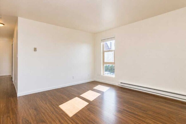 Building Photo - North Beacon Hill 1 Bedroom Apartment for Rent | Beacon Hill Light Rail Access, Balcony, Hardwood...