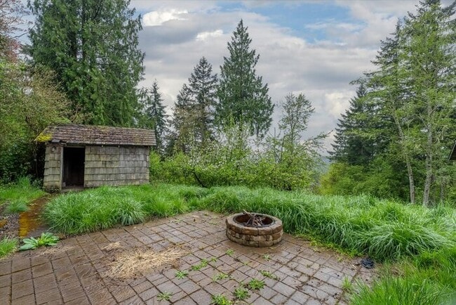 Building Photo - THREE BEDROOM THREE BATH ON ONE HALF ACRE IN KELSO