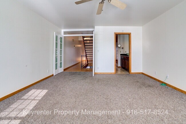 Building Photo - 2 Bed 2.5 Bath Right off Cherry Street!!