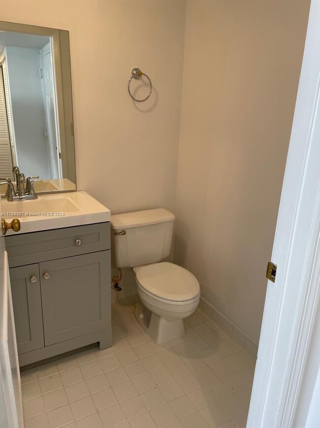 Building Photo - 540 Brickell Key Dr