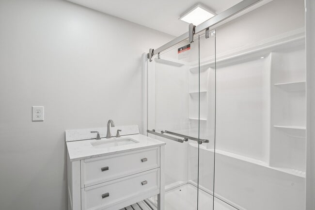 Building Photo - 2700 Alhambra Cir