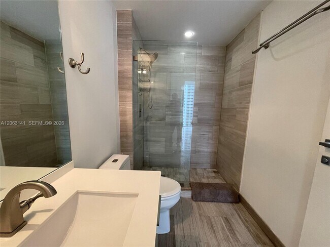 Building Photo - 1300 Brickell Bay Dr