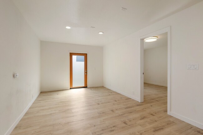 Building Photo - Newly Renovated 1 Bedroom in Quiet Pinehur...