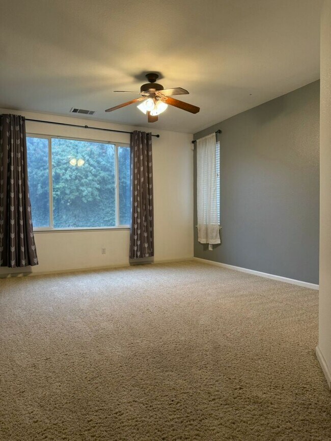 Building Photo - Polished and Chic 4/2 Available NOW!!