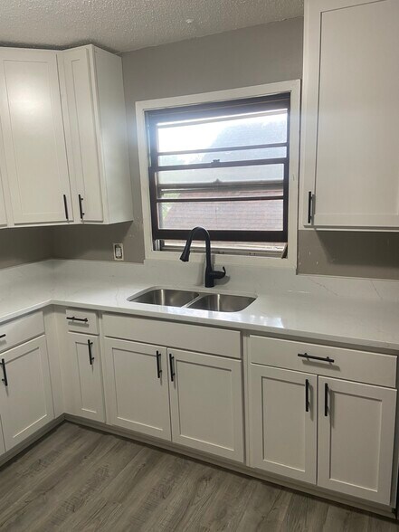 Building Photo - 332 Quincy St NE