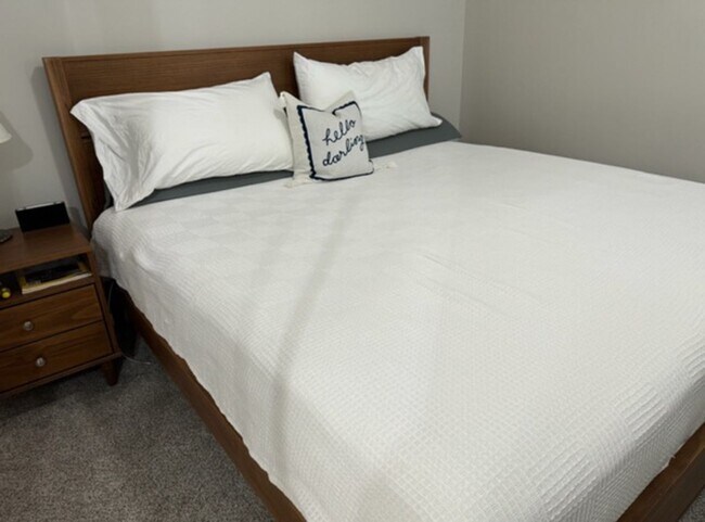 Building Photo - 4 bed 4 bath rental in Rowandale with all utilities included!