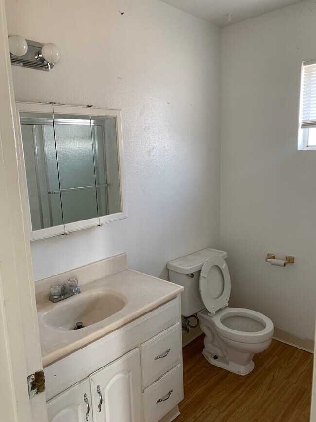 bathroom - 646 W Iris Ave