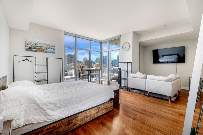 Building Photo - San Diego VIEW UNIT! Downtown  Gaslamp Quarter Three Weeks FREE Furnished  Studio -Available NOW!
