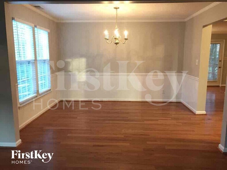 Building Photo - 5933 Skyline Dr