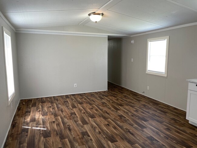 Building Photo - 2 Bed, 1 Bath newly renovated mobile home ...