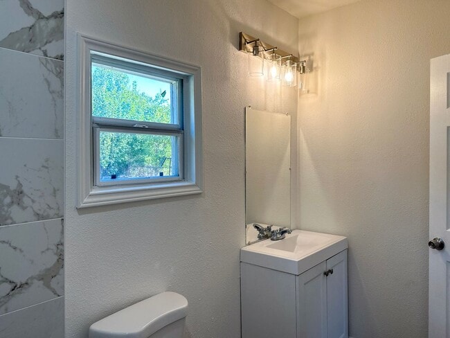 Building Photo - 3 bedroom / 2 bath