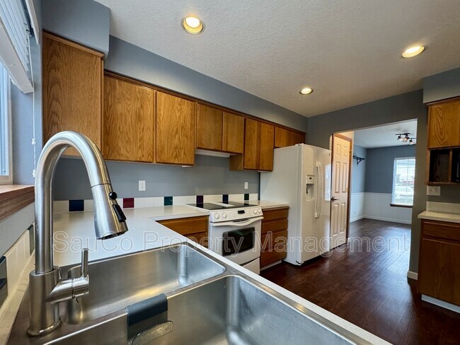 Building Photo - 741 SE Camellia Ct