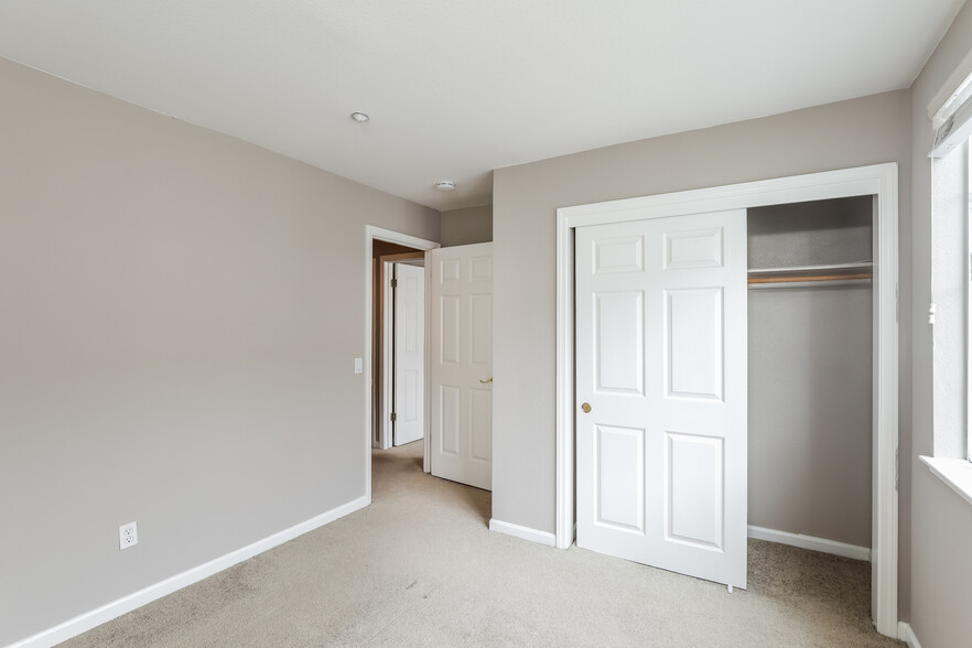 Building Photo - 572 Blackwood Ter