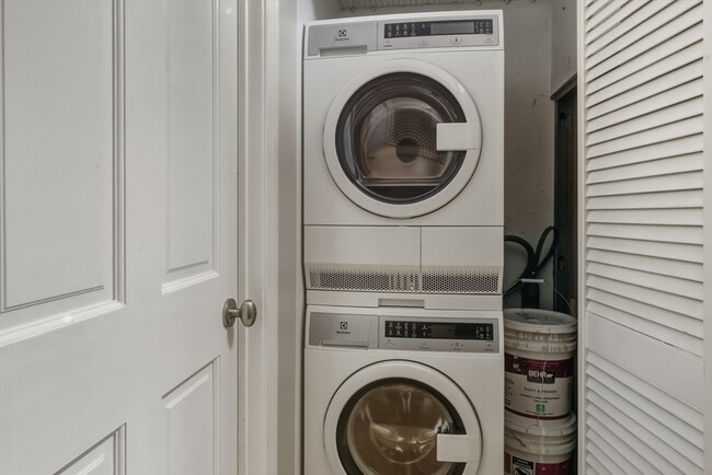 Building Photo - 350 North St