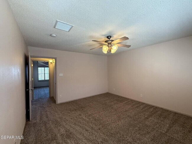 Building Photo - 317 Zenith Dr