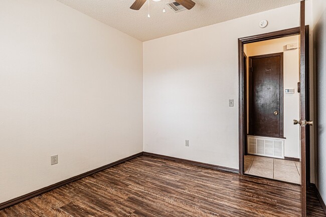 Building Photo - 3 Bed 1.5 Bath in Del City!