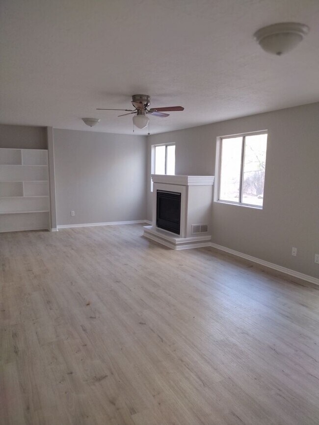 Building Photo - Beautiful Bloomington Hills Home
