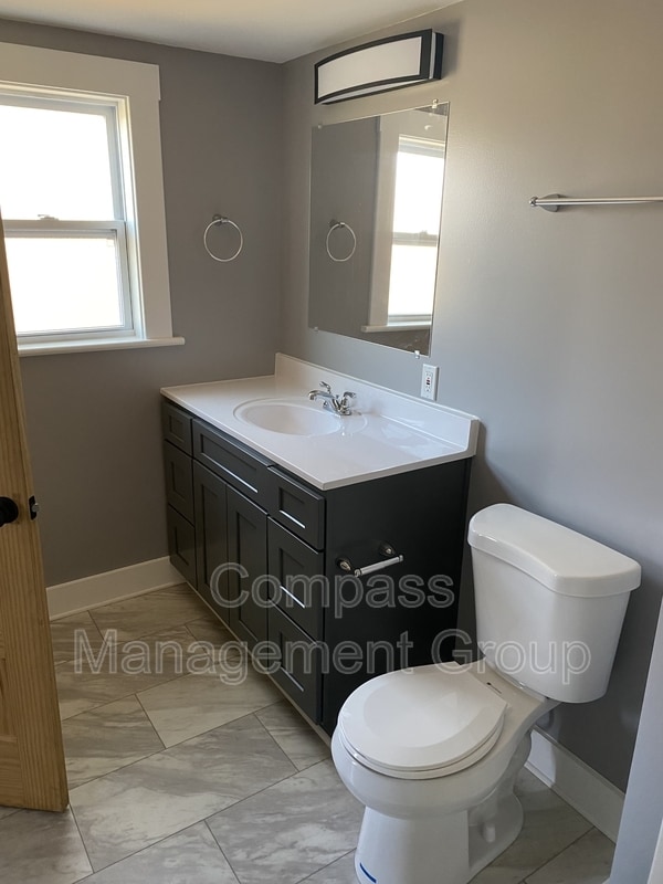 Building Photo - 1204 Valley Dr SW