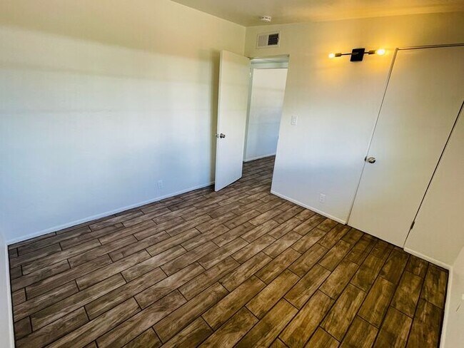 Building Photo - Fully Remodeled 2 Bed / 1 Bath Unit in Cen...