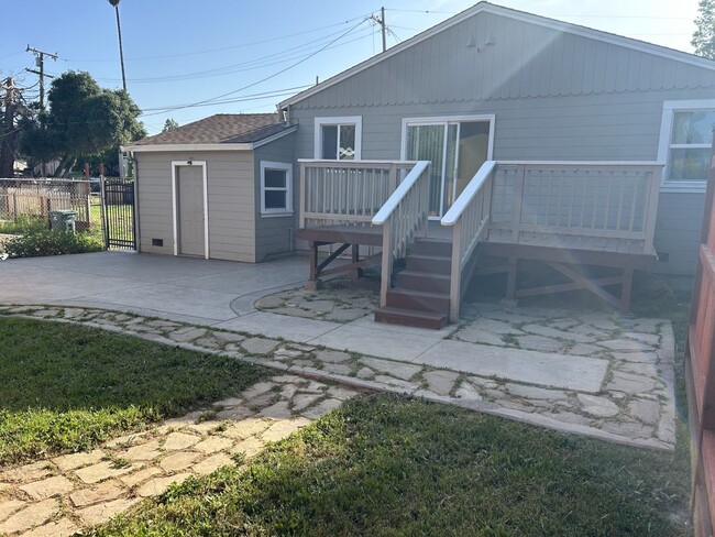 Building Photo - Beautifully Well-Kept 2 Bedroom, 1 Bath Home