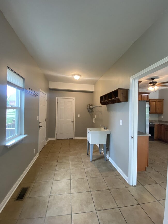 Building Photo - 355 Vineland Pl Dr