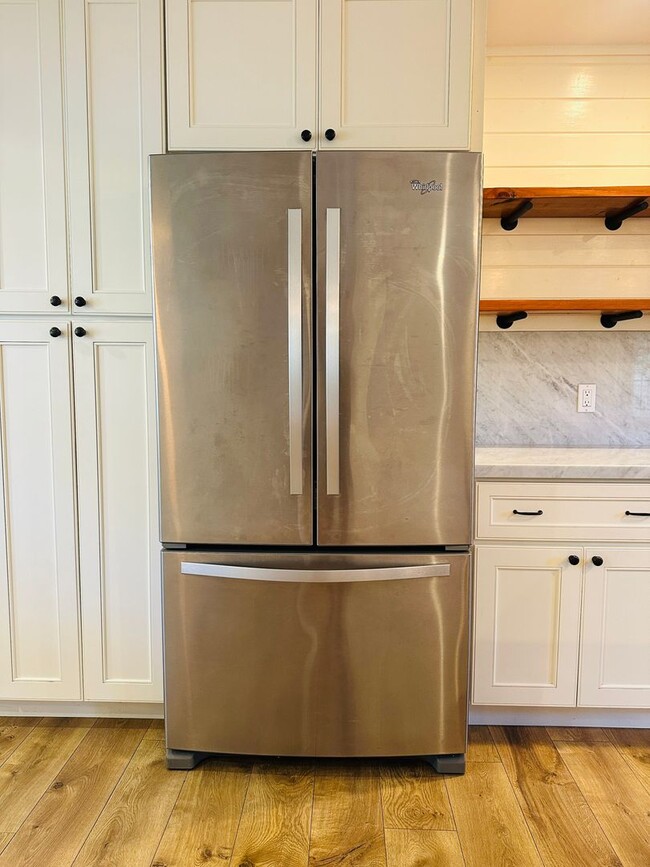 Building Photo - Beautiful Remodeled 2bd Home w/Laundry, Pr...