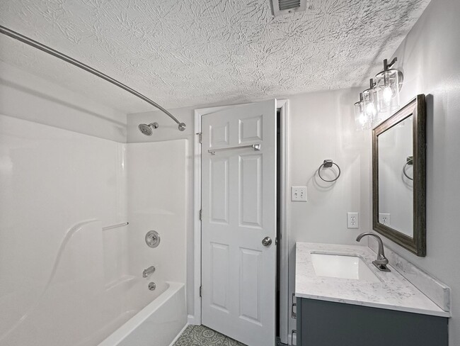 Building Photo - Fantastic 2BR / 2BA condo in prime West Kn...