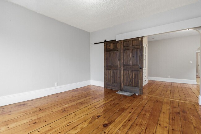 Building Photo - 35 Oakland St