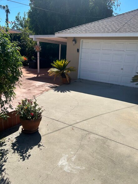 Private entry - 4751 Sunnyslope Ave