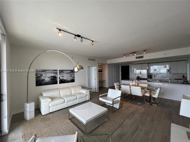 Building Photo - 999 SW 1st Ave