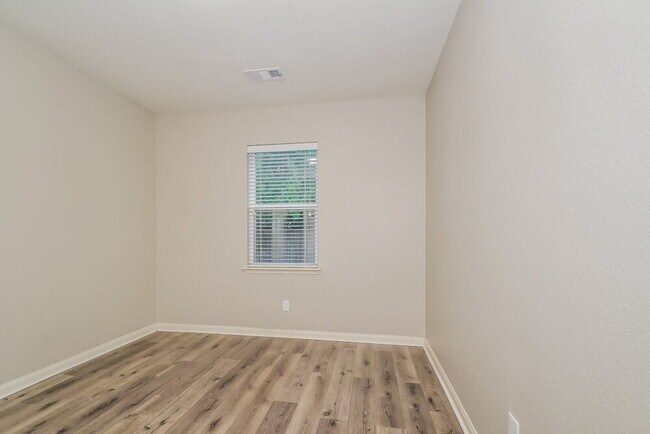 Building Photo - 2220 Mulberry Dr