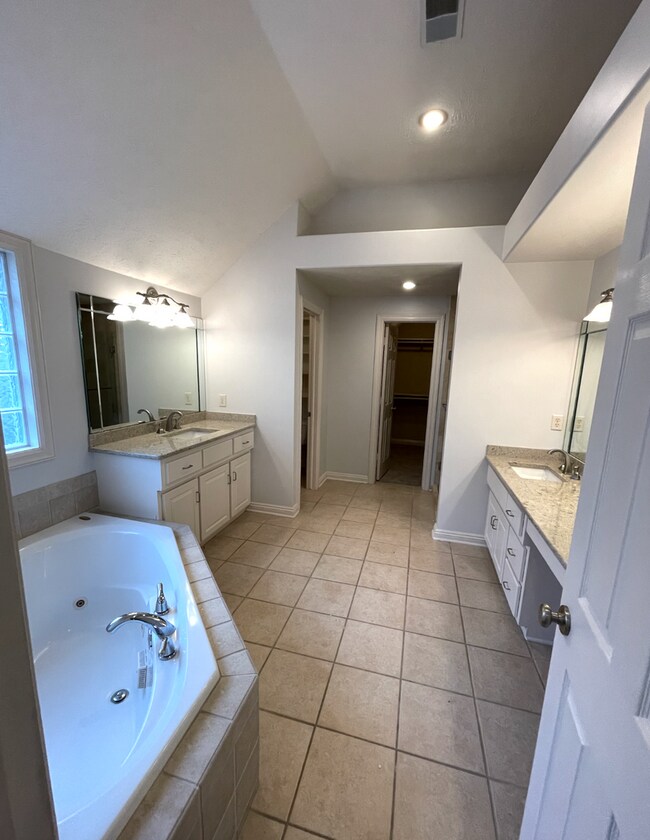 Building Photo - Comfort Meets Function in This 4-Bedroom H...
