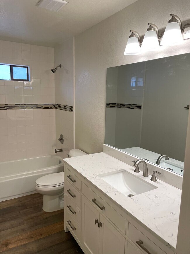 Building Photo - REMODELED DUPLEX CLOSE TO DOWNTOWN IN S. N...