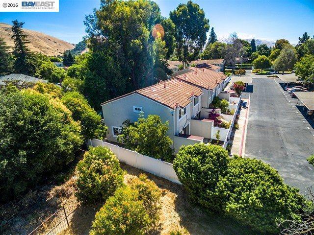 Building Photo - Park like end unit, move in condition with...