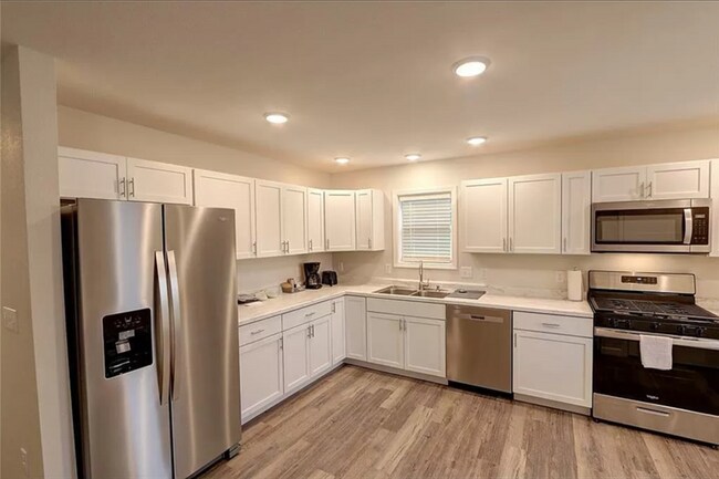 Building Photo - 10008 Aspen Ln