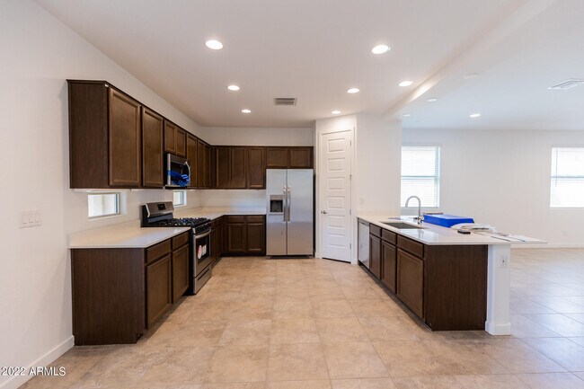 Building Photo - 9323 W Glenrosa Ave