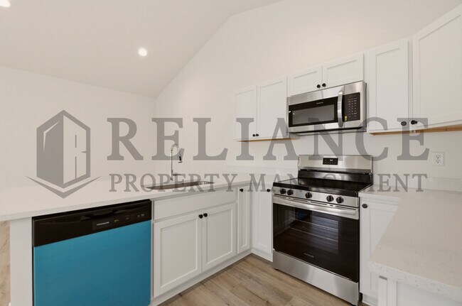 Building Photo - 5259 N Pinecrest Ct