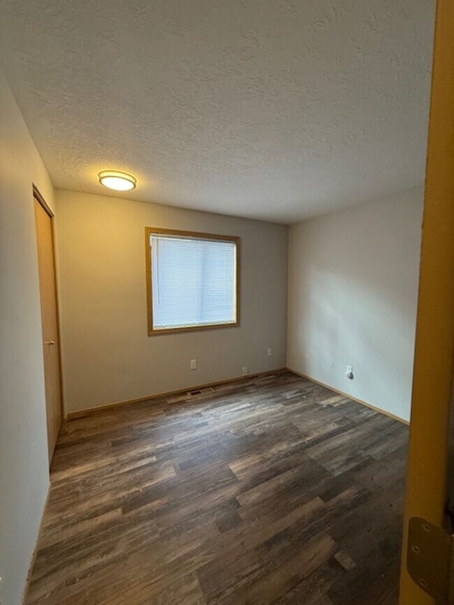 Building Photo - Single Level House - Move-in Ready