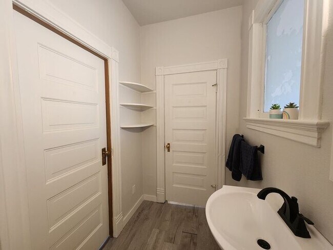 Building Photo - XL 1 bed 1 bath apartment downtown
