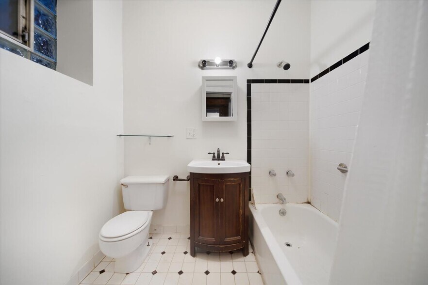 Building Photo - 4000 N Southport Ave