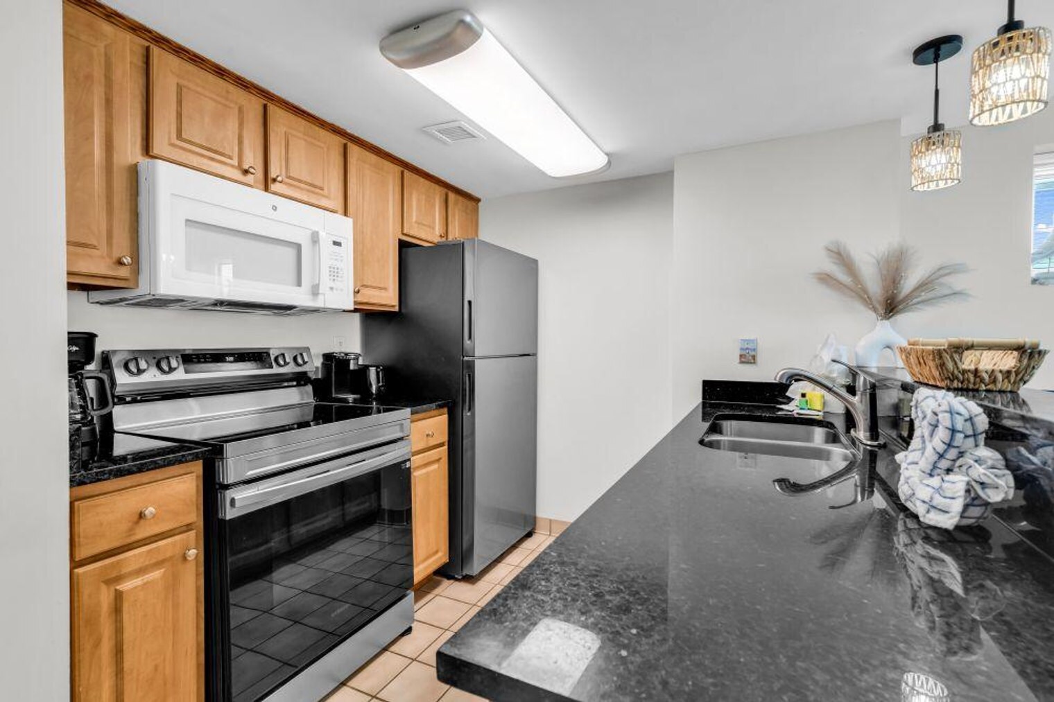 Building Photo - 647 N Creekside Dr