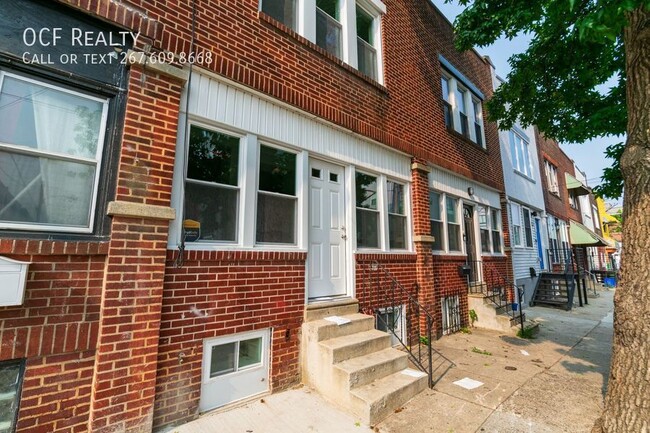 Building Photo - Newly Renovated Grays Ferry Home