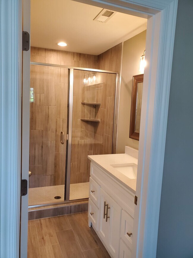 Master Bath - 555 Gresham Ln