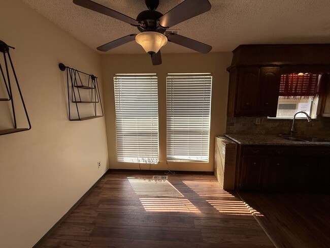 Building Photo - Vaulted Ceilings, Large Great Room! 3 bedr...