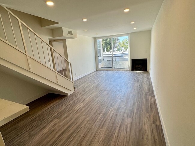 Interior Photo - can371